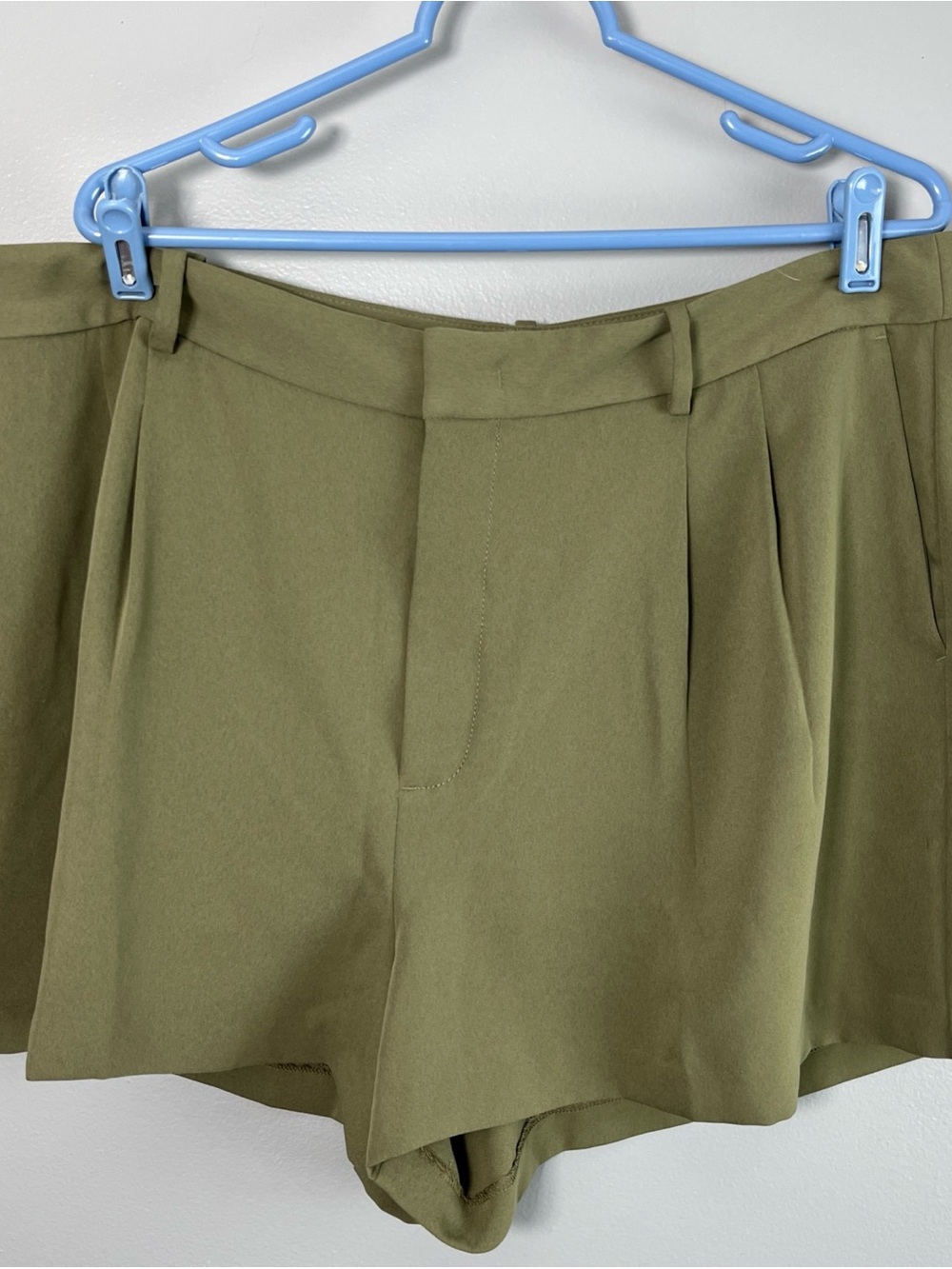 Madewell Olive High-Rise Pleated Shorts inseam 3 inches trouser pleated front
